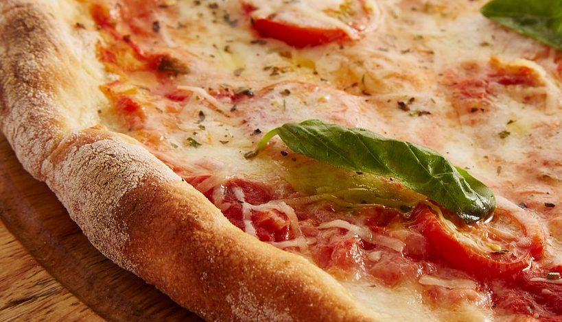 pizza margherita foto hd ricetta classica tradizione ristorazione con ruggi