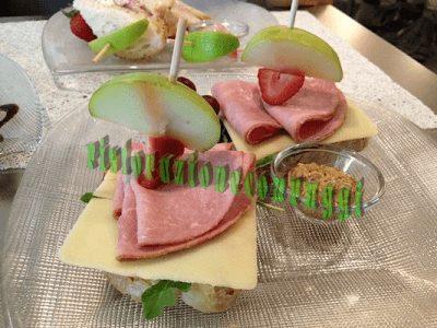 Tartine al prosciutto, fragole e mela verde