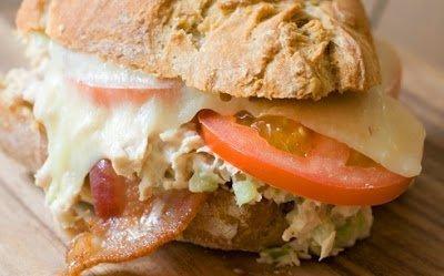 Panino con bacon croccante, tonno e caprese mediterranea