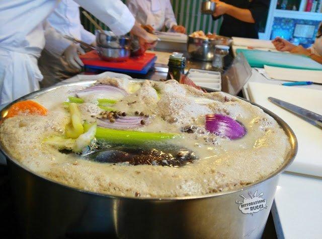 Pezzogna all'acqua pazza su crostino di pane